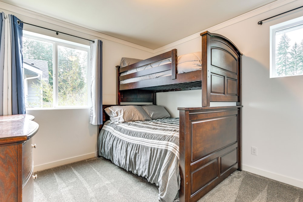 Lakefront Gem w/ Deck & Grill in Shelton