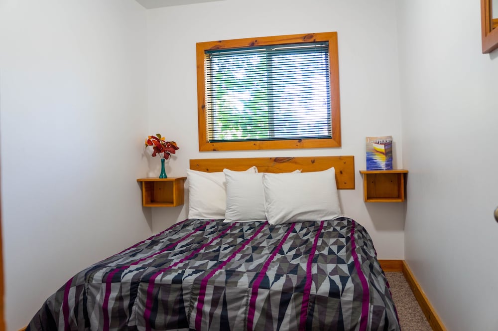 4 bedroom Blue Mountain Cottage with Private Beach Access, BBQ, Petfriendly