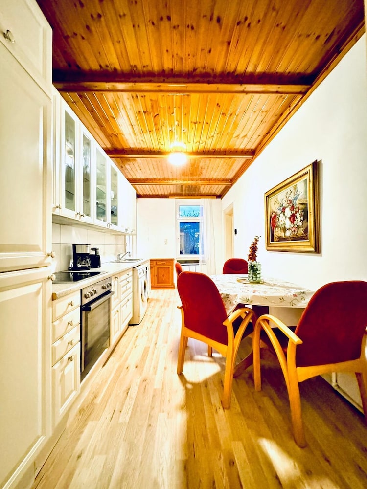Cozy 4BR Apt for 12P Near FAC Platz