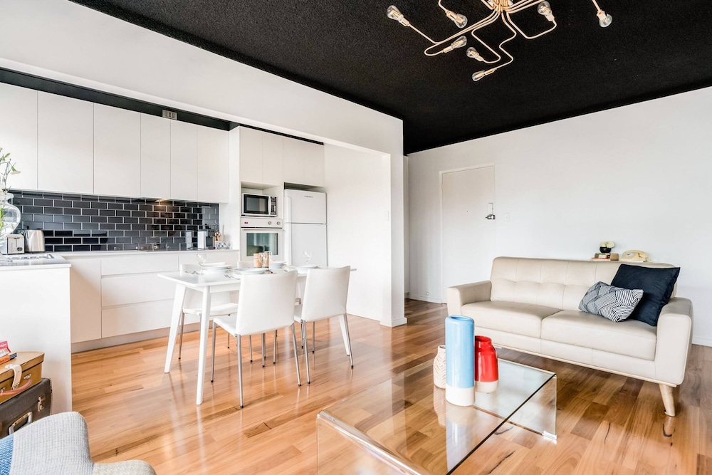 Renovated Retro Apartment Near Harbour Front Walks