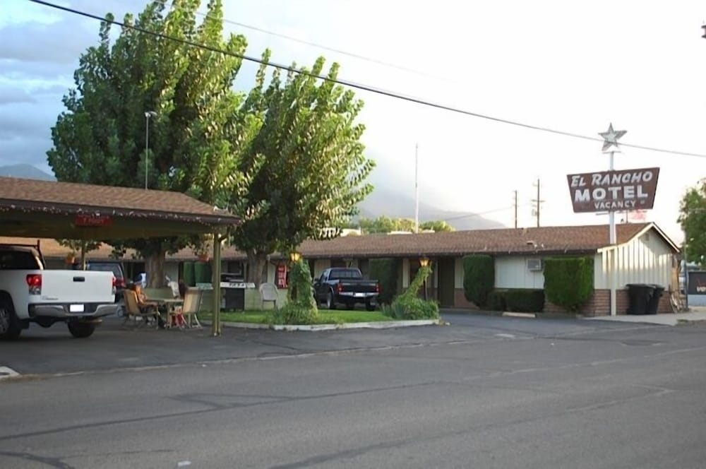 Bishop Vacations - El Rancho Motel - Property Image 1