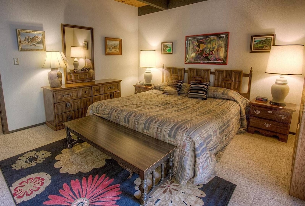 Forest View Townhouse 3 Bedroom Home by RedAwning