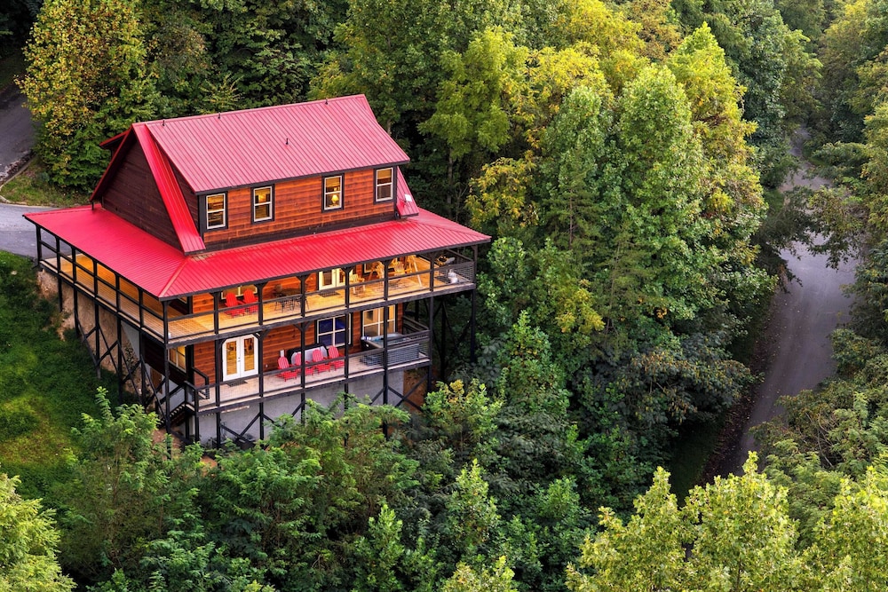 Indoor Pool, Theater, Hot Tub & Mountain Views Near Dollywood Crimson Crest by Avantstay