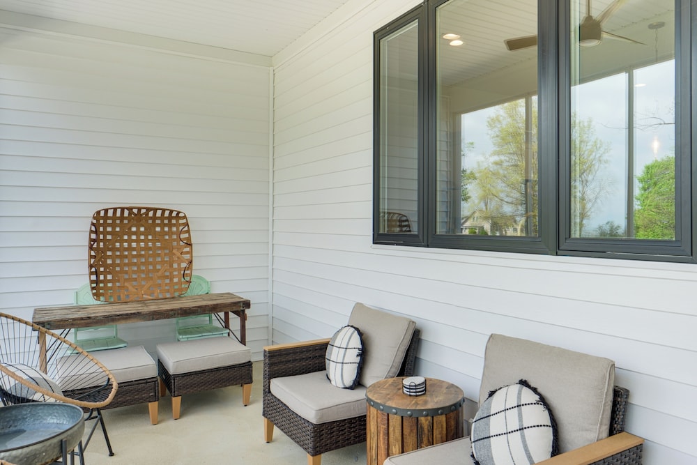 Walk to Lake Erie: Sleek Retreat w/ Screened Patio