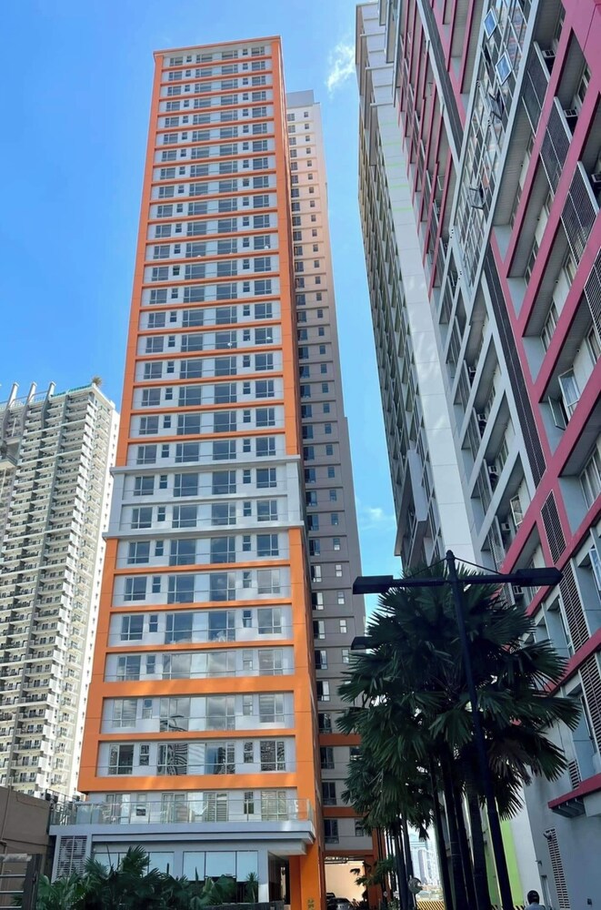 Cozy 1BR Condo in Mandaluyong City With City Skyline View
