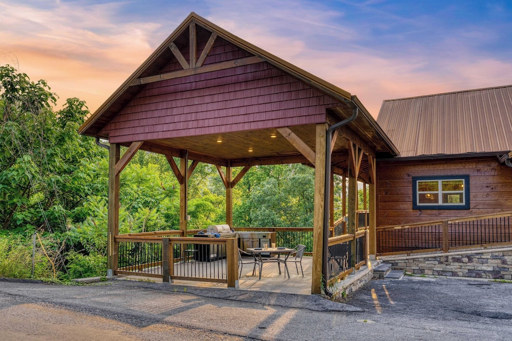 Evergreen Echo by Avantstay Cabin w/ Mountain Views, Theater, Game Room, and Hot Tub