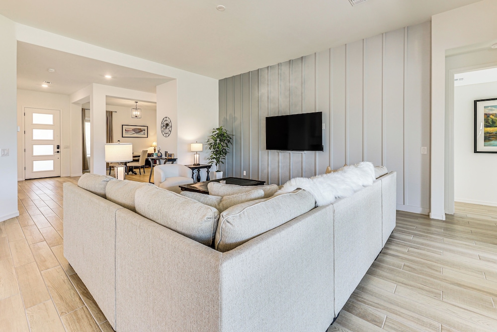 Getaway w/ Fenced Yard: 4 Mi to Phoenix Raceway