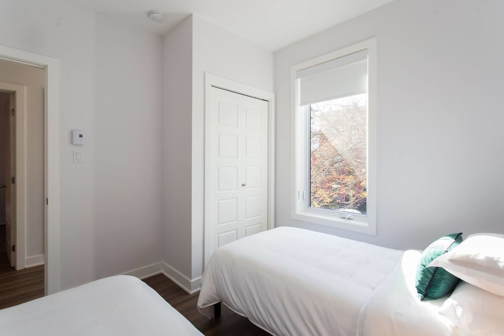 Brand New 3 Bedroom With Rooftop Patio - Image 4