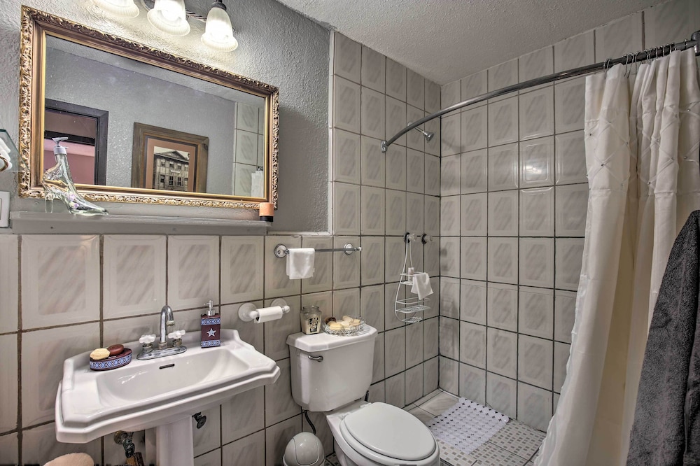 Unique Vintage Hideaway < 6 Miles to Lackland Afb! view 3