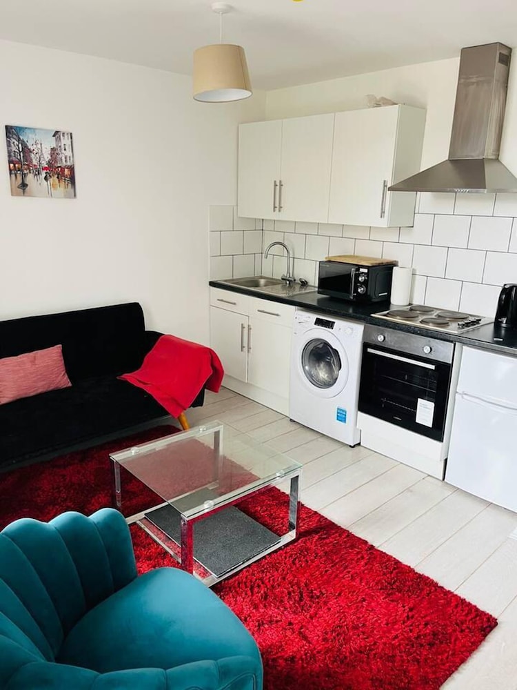 Stunning 2-bed House in Chatham view 4
