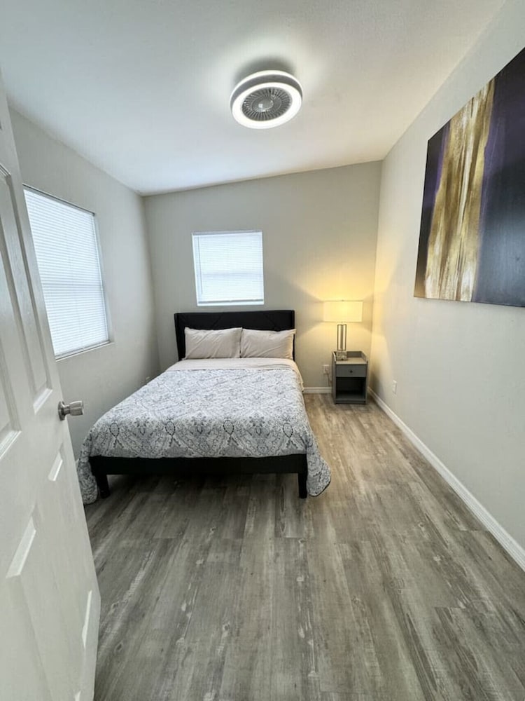 Fresh Renovated Pool Home w 5 Bedrooms Near Beach