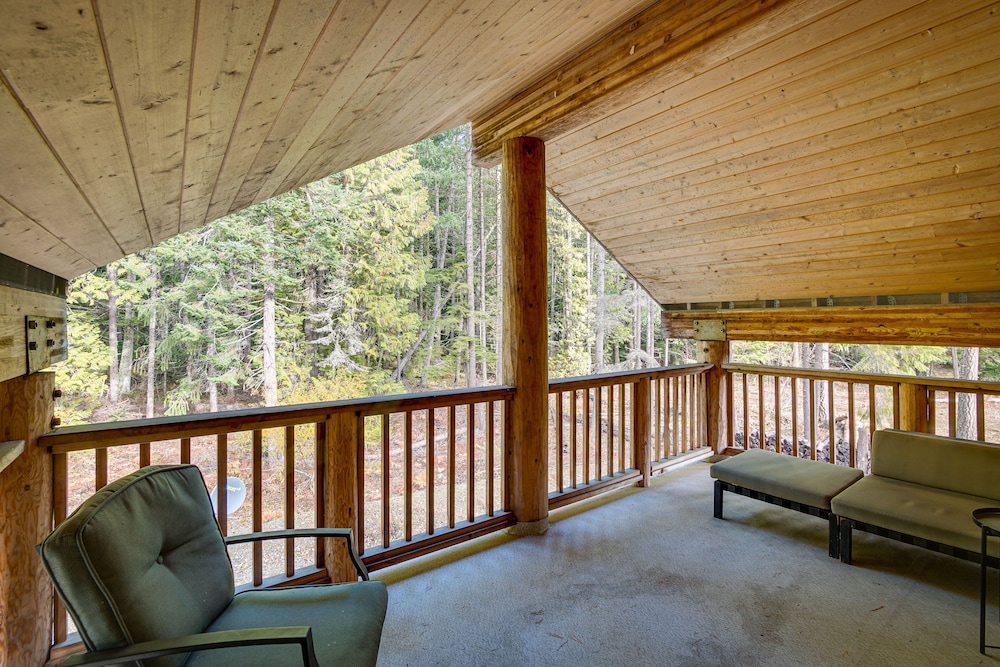 1 Mi to Lake Easton: Cabin w/ Fire Pit + Deck! view 3