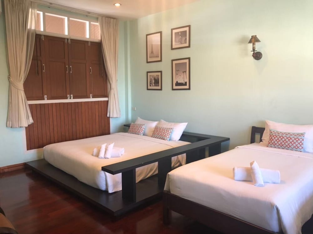 Feung Nakorn Balcony Rooms and Cafe