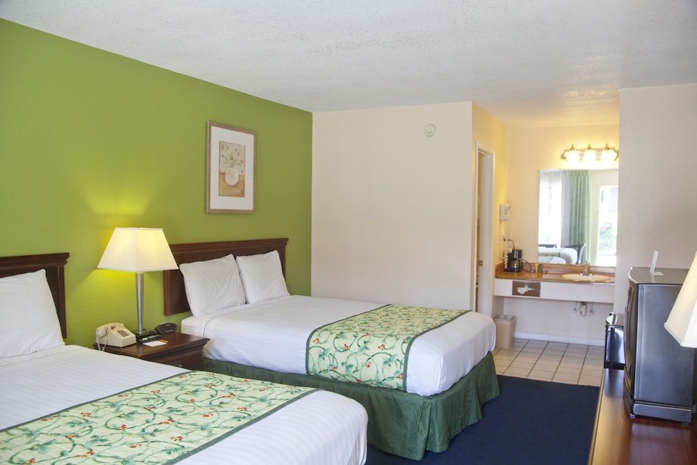Days Inn by Wyndham DeFuniak Springs view 2