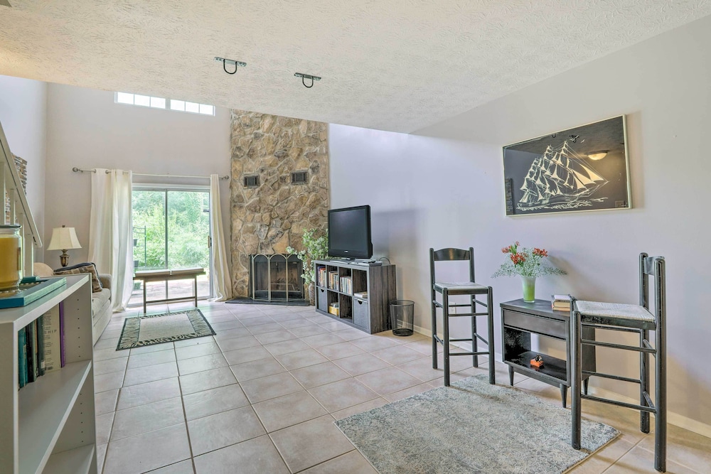 Norcross Townhome ~ 18 Mi to Dtwn Atlanta!