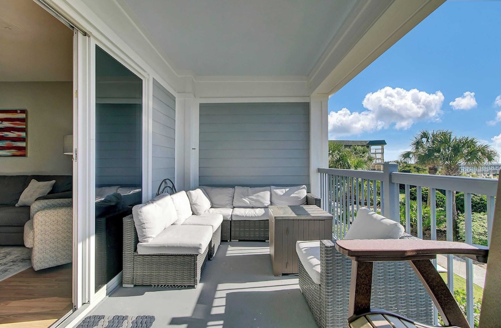 Beachfront 3bdr Condo w/ Pool & Deck Ocean Views Ocean Blvd #102 by Avantstay