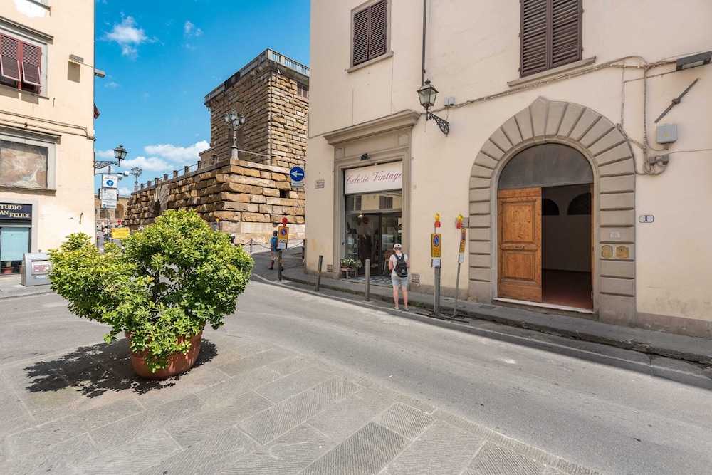 Heart of Florence Pitti 2 Bed-apartment