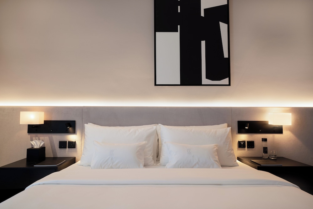 Lusso Hometels J One