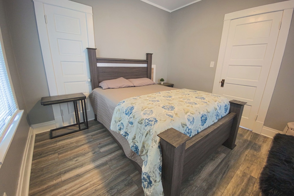 Large 6Br, 2Ba Close To Niagara Falls