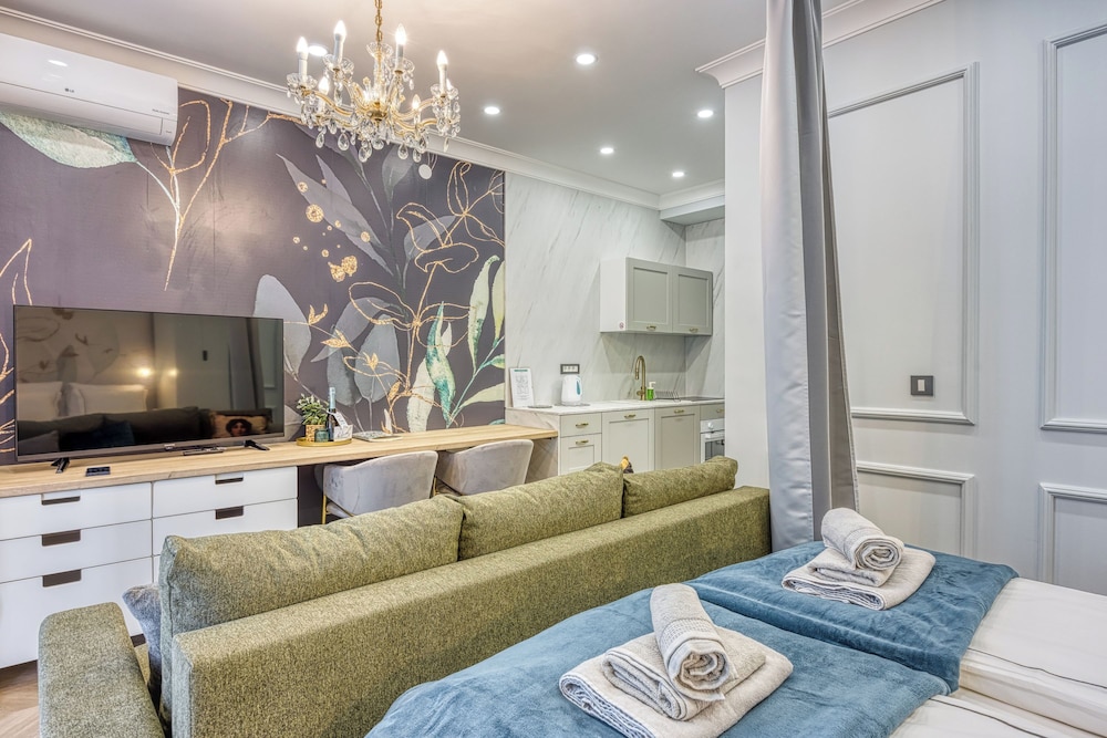 Boutique Downtown Studio with Balcony 1