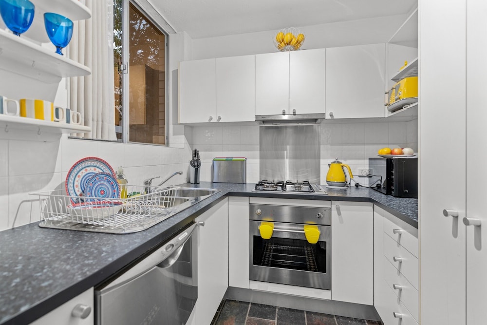 Charming 2-bed Terrace in Prestigious Ascot