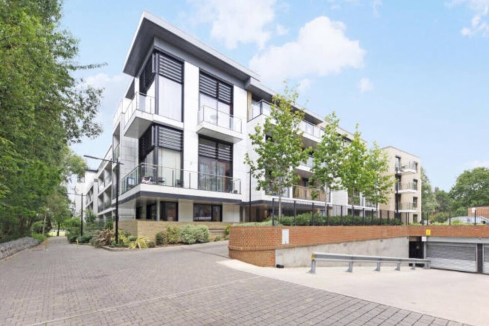 Modern 1 Bedroom Apartment With Balcony in Earlsfield