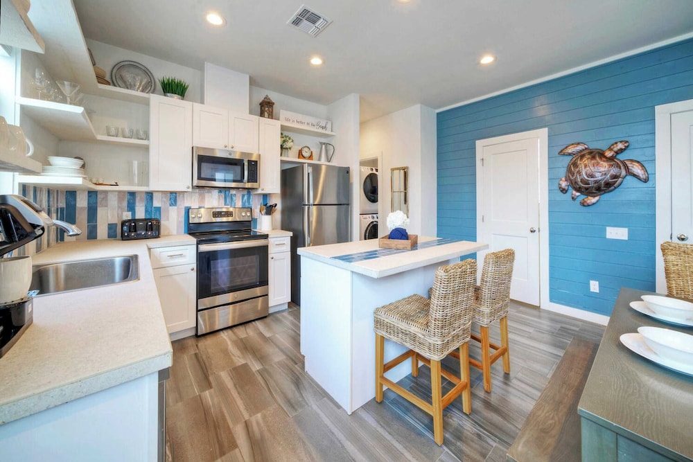 2 Homes in Old Town by Avantstay Sleeps 19, Pool, Newly Built Walk to Eats, Music, & More