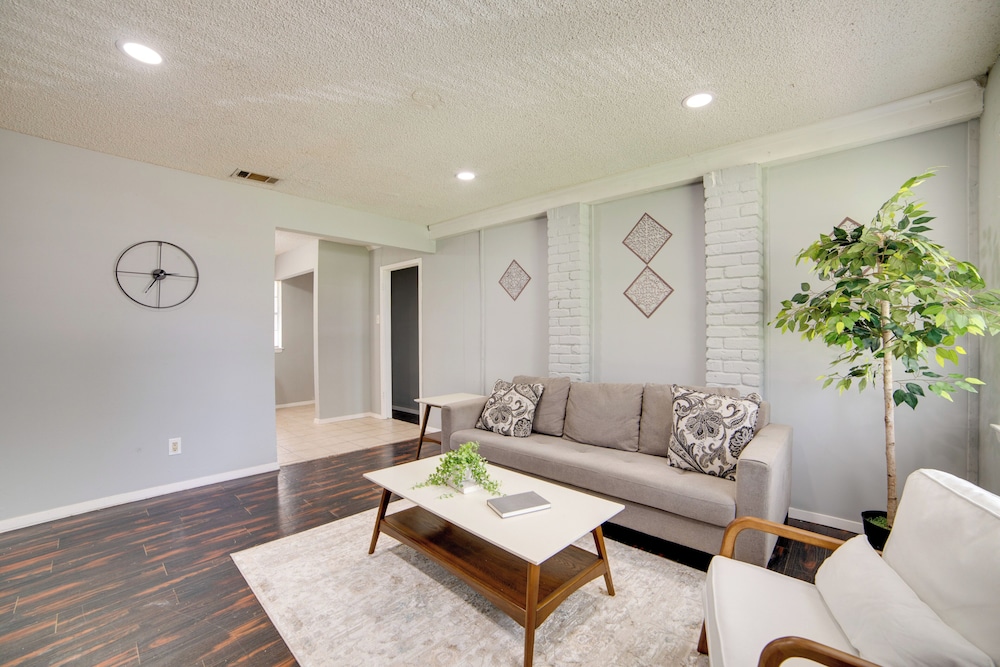 Pet-friendly Sachse Home: Large Fenced Yard