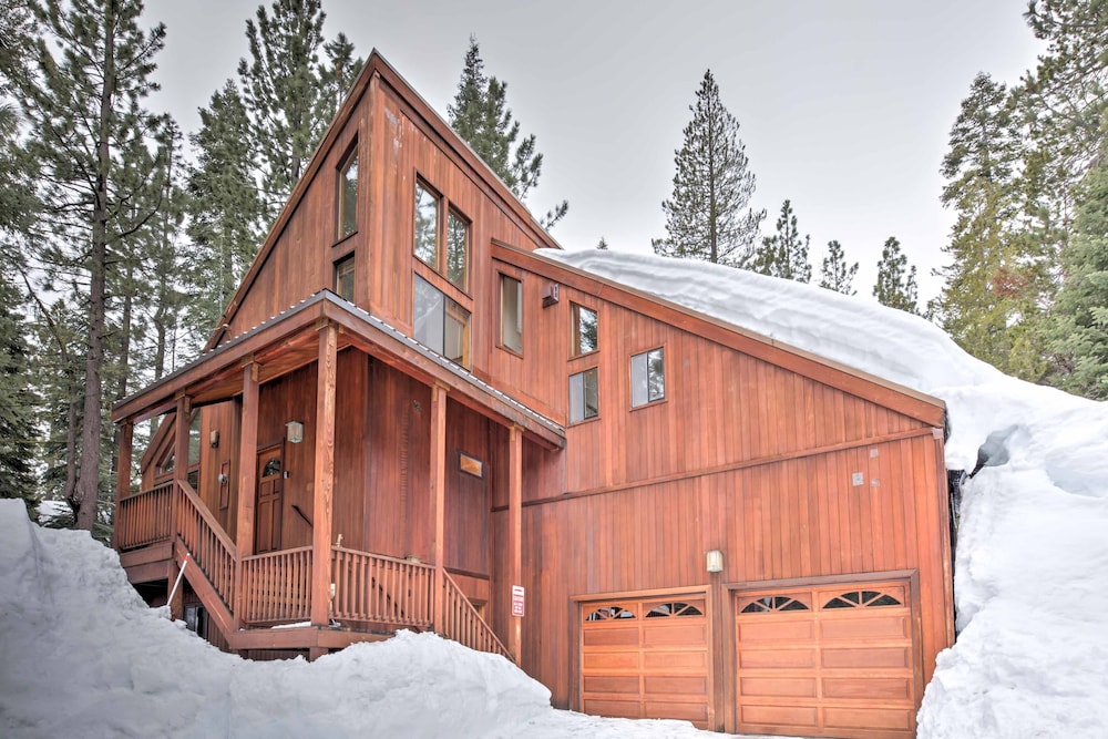 Hot Tub & Deck: Truckee Golf Course Home