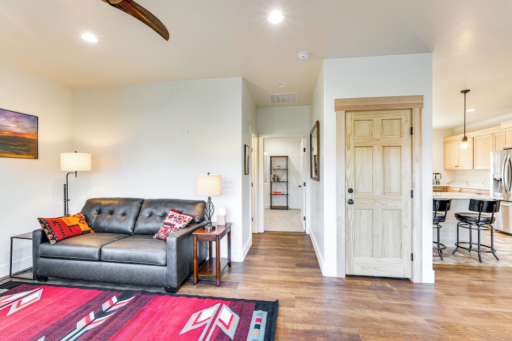 5 Mi to Arches NP: Canyon-view Hideaway w/ Deck!