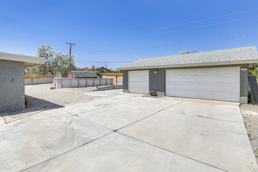 9 Mi to Joshua Tree NP: Yucca Valley Home w/ Pool