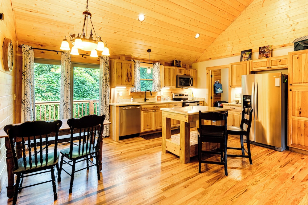 Secluded, Private! Forested Hendersonville Retreat