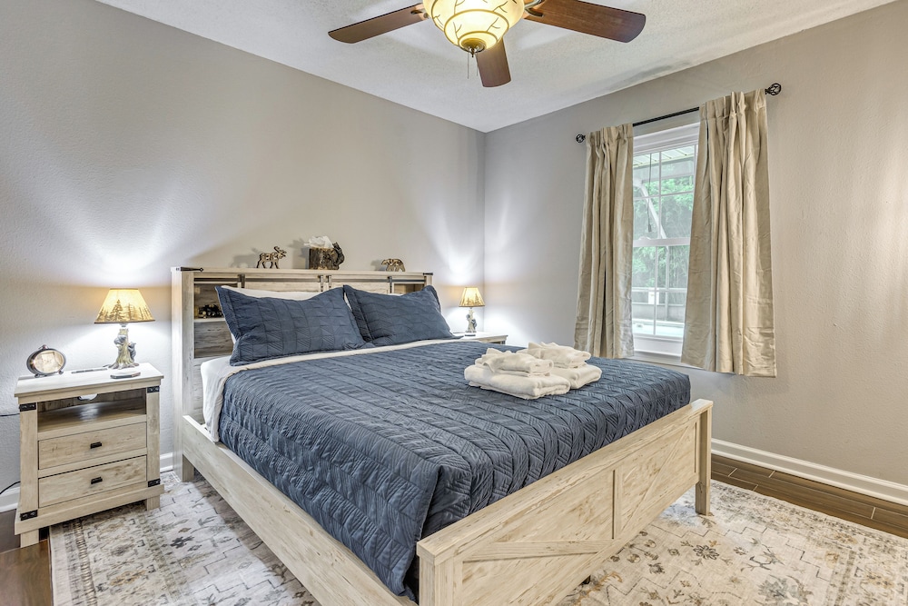 1 Mi to Zoo: 'rustic Bungalow' Gem in Gulf Breeze!