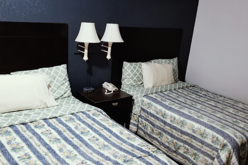 Hutchinson Vacations - Sky-Palace Inn  Suites Hutchinson - Property Image 18