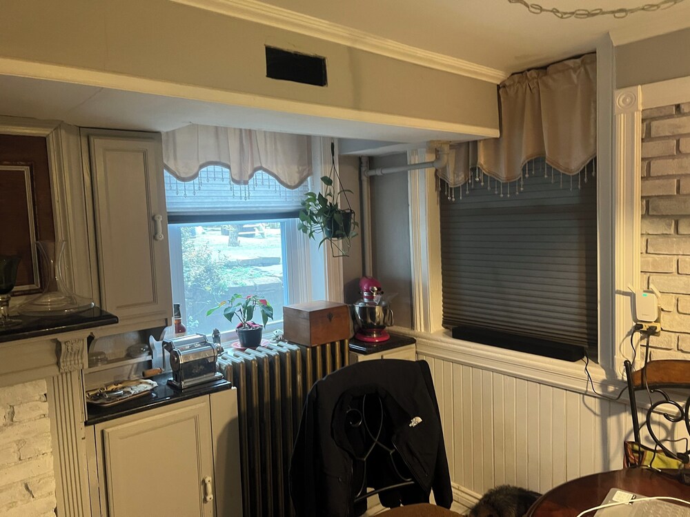 2 Br Victorian Apt 2800 sq ft 2 Floors With Full Kitchen 2 Baths and Laundry