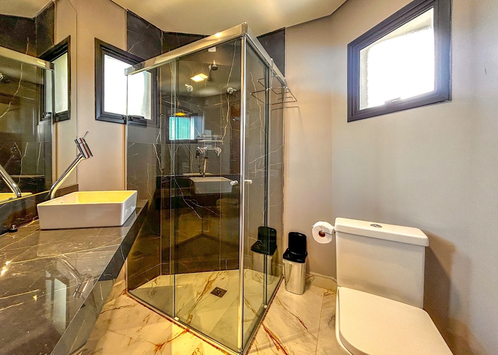 Casa com 4 Su tes Jacuzzi e Lareira Externa