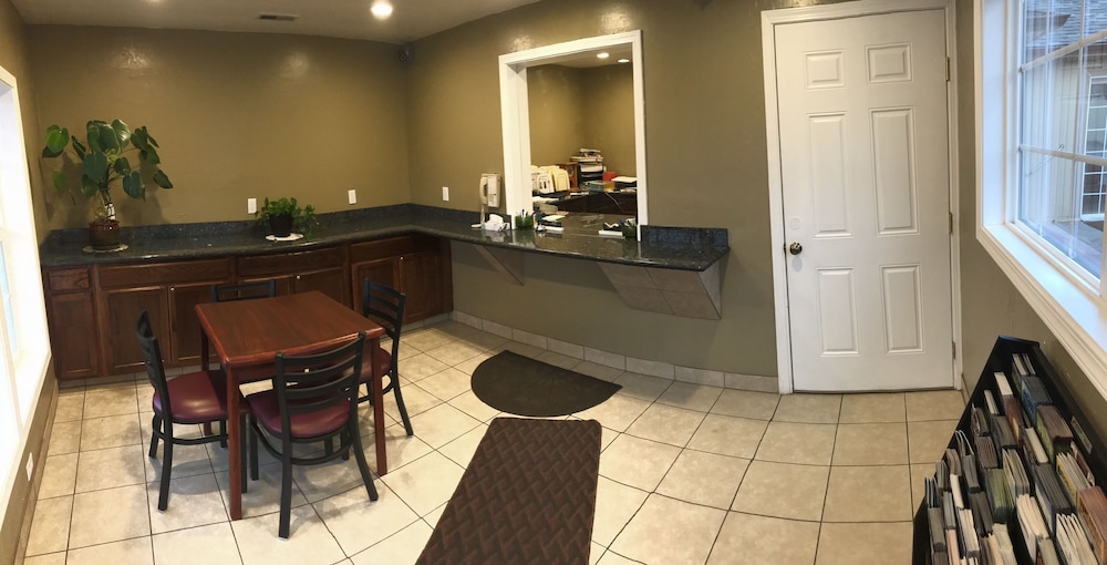 Medford Vacations - Relax Inn of Medford - Property Image 2