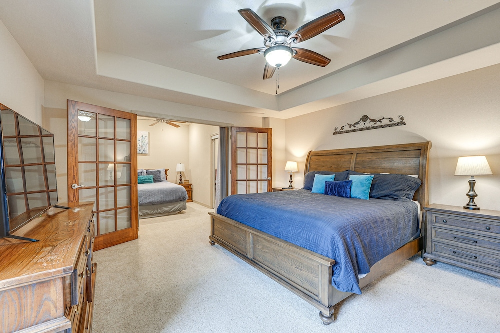 Relax Fireside: Branson West Gem w/ Hot Tub Access