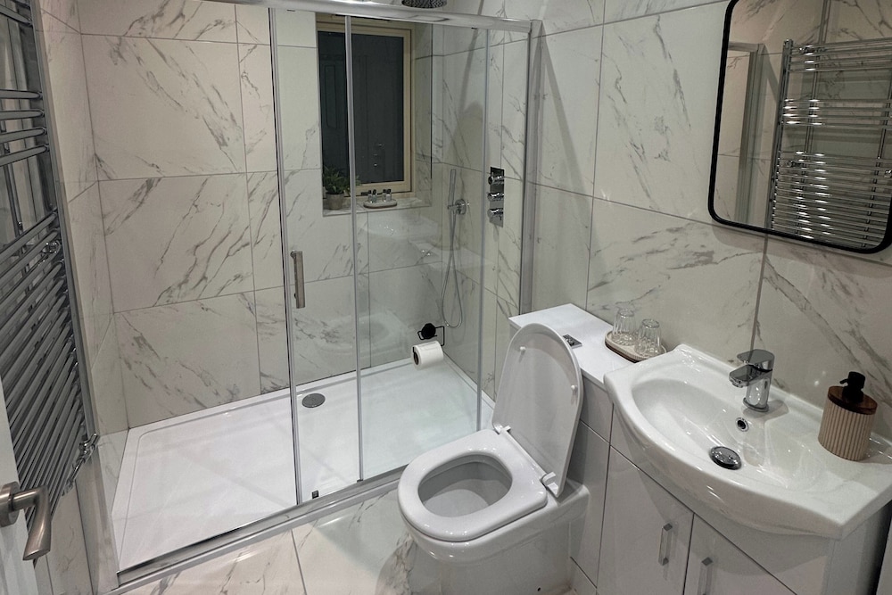 1 Bed-sleeps 3-patio-2 min to Beach