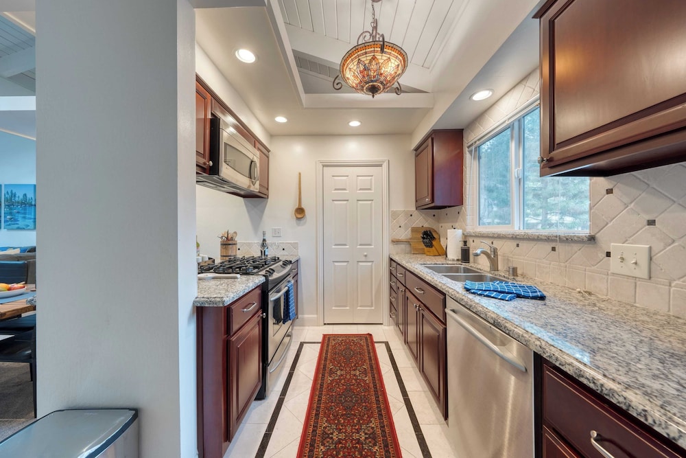 Ski Way by Avantstay Cozy Tahoe Home w/ Fireplace & Balcony
