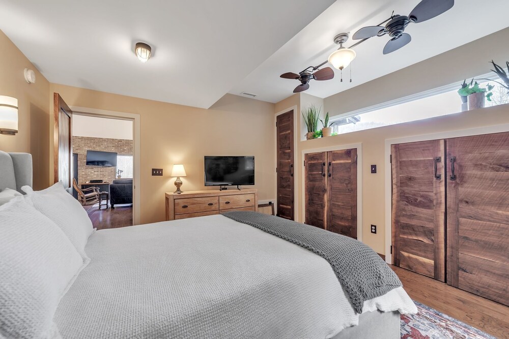 Comfortable Cabin Near Wineries-hiking-hendersonville 2 Bedroom Cabin by Sunscape Property Management view 3