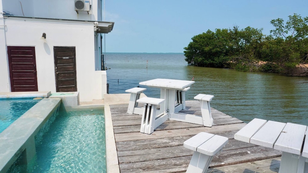 Poolside Seaview Studio With Infinity Pool & Overwater Deck Near Airport, 1st FL