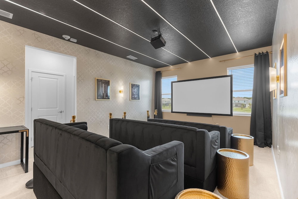 Upstay - Karaoke Mansion w Pool Cinema Themed Rooms