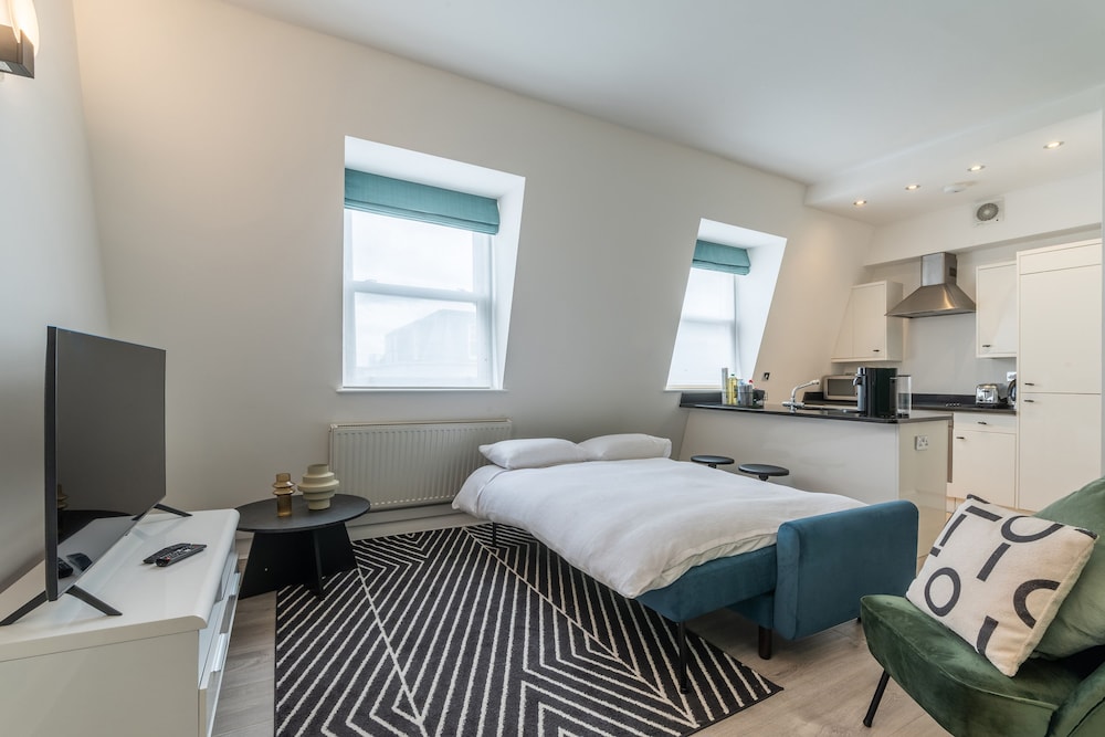 140 Minories