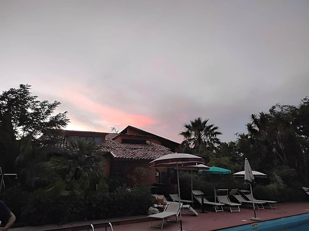 Belvilla by OYO Pleasant Apartment With Pool view 2