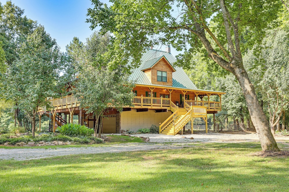 Creek Access, Games: Family-friendly Royal Retreat