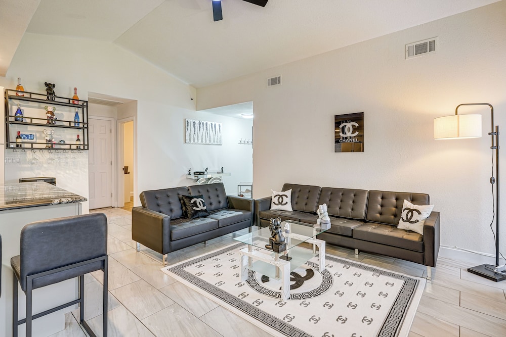 Explore & Relax: Chic & Cozy Retreat in Lakeland!