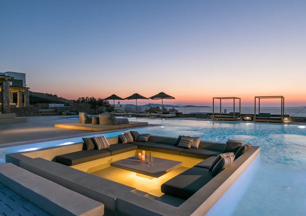 Villa With Resort Style Pool