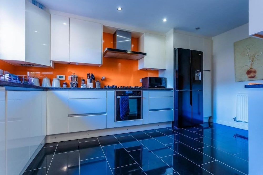 10 Guests - 5 Bedrooms - Free Parking - Lux House