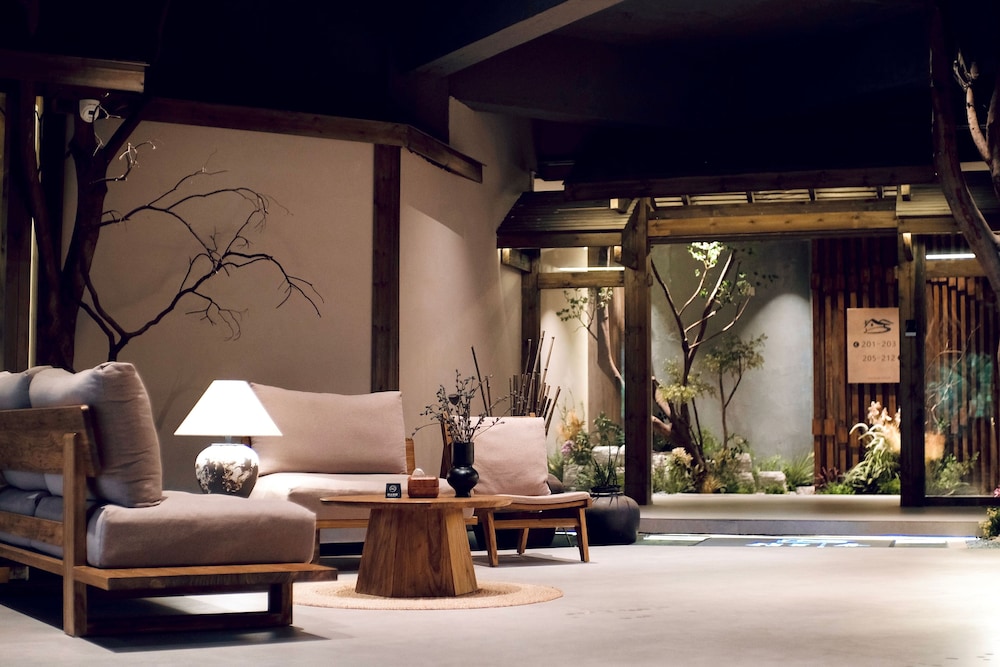 Shishe Spring Designer Homestay